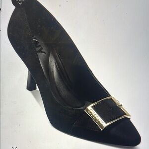 NEVER WORN! DKNY Nashbrook Slip On Pumps in Black LOVE THESE! But I need size 9.